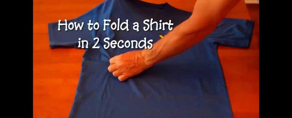 Πώς να διπλώσετε ένα T-shirt σε λιγότερο από 2 δευτερόλεπτα.