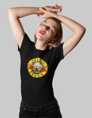 Γυναικείο T-shirt με το εμβληματικό λογότυπο των Guns N' Roses σε vintage στυλ για λάτρεις του classic rock.